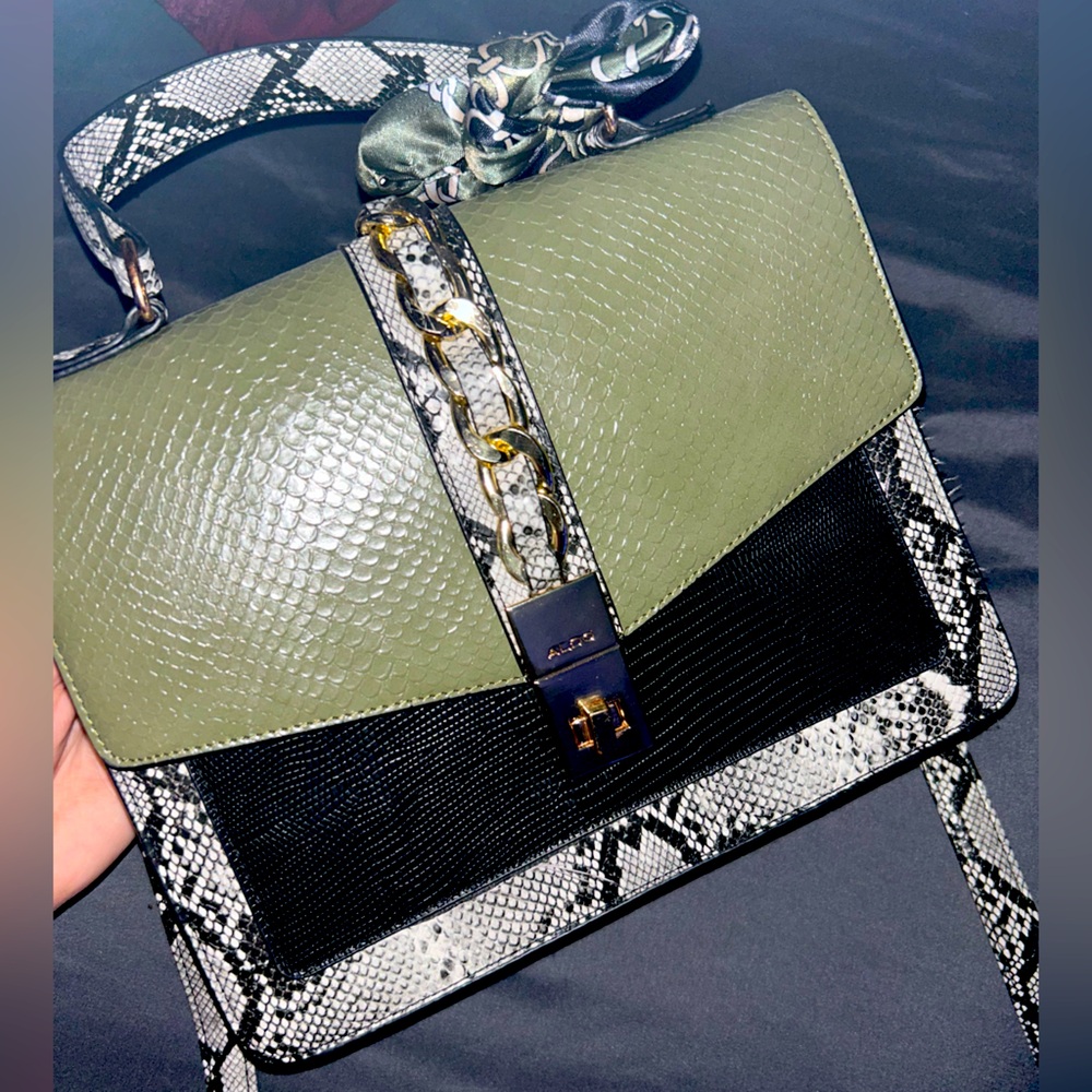 Aldo green purse with removable scarf
